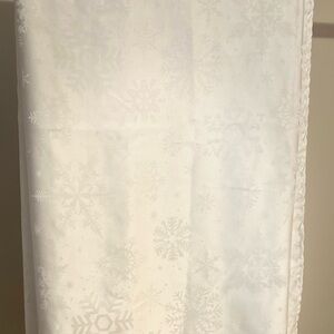 Elegant Snowflake Tablecloth - White